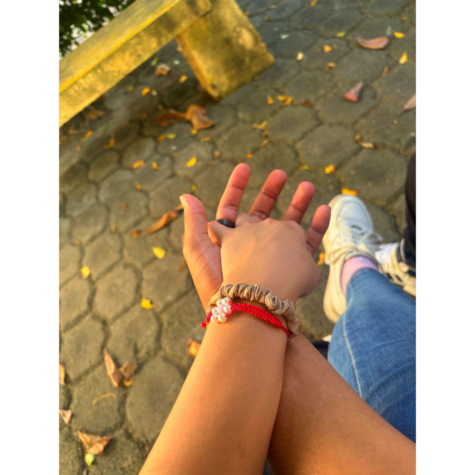 Tomados de la mano